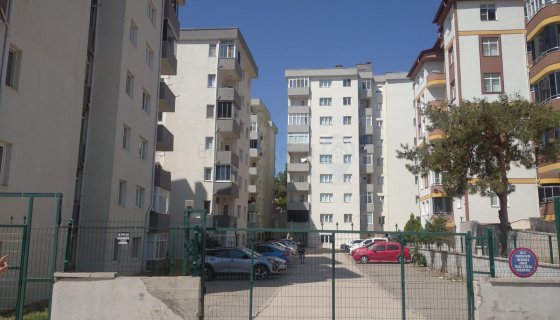 Kıvanç Sitesi C Blok'ta 2+1 Doğalgazlı Balkonlu Manzaralı Geniş